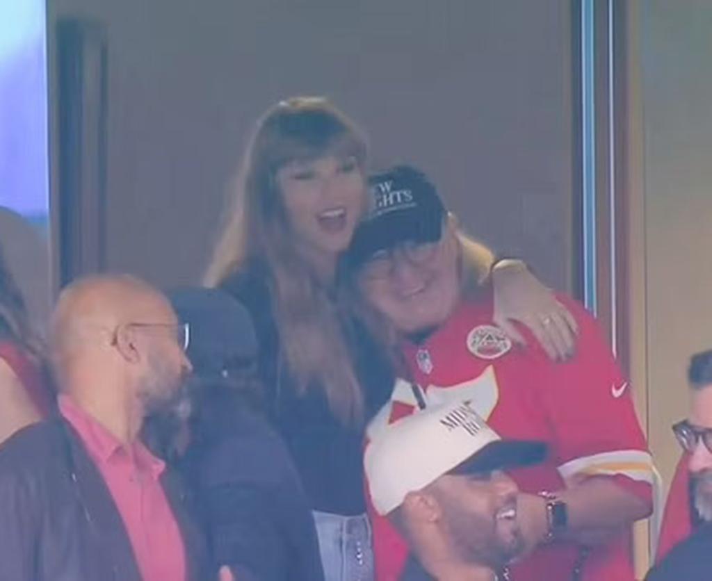 Taylor Swift and Donna Kelce hugging